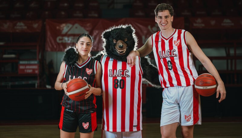 Instituto presentó a «GloriOso» y sus nuevas indumentarias