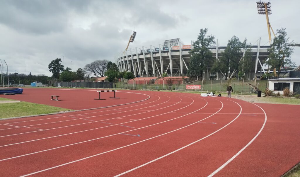 «Atletismo para Todos» en la pista Dn Luis Oliva del Polo Deportivo Mario Kempes