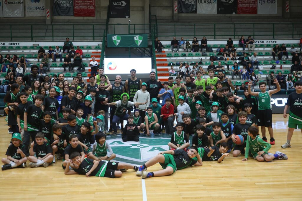 El plantel profesional de Atenas recibió a los hinchas y simpatizantes griegos