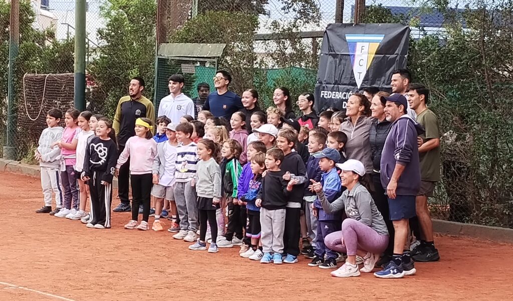 El Córdoba Athletic vio disfrutar a los niños y niñas del «Juega Córdoba» de la Federación Cordobesa de Tenis