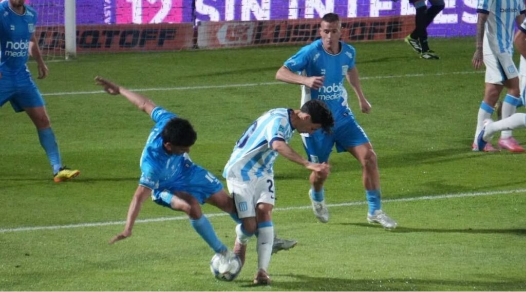 Estudiantes no pudo con Racing y el fantasma del descenso está cada vez más cerca