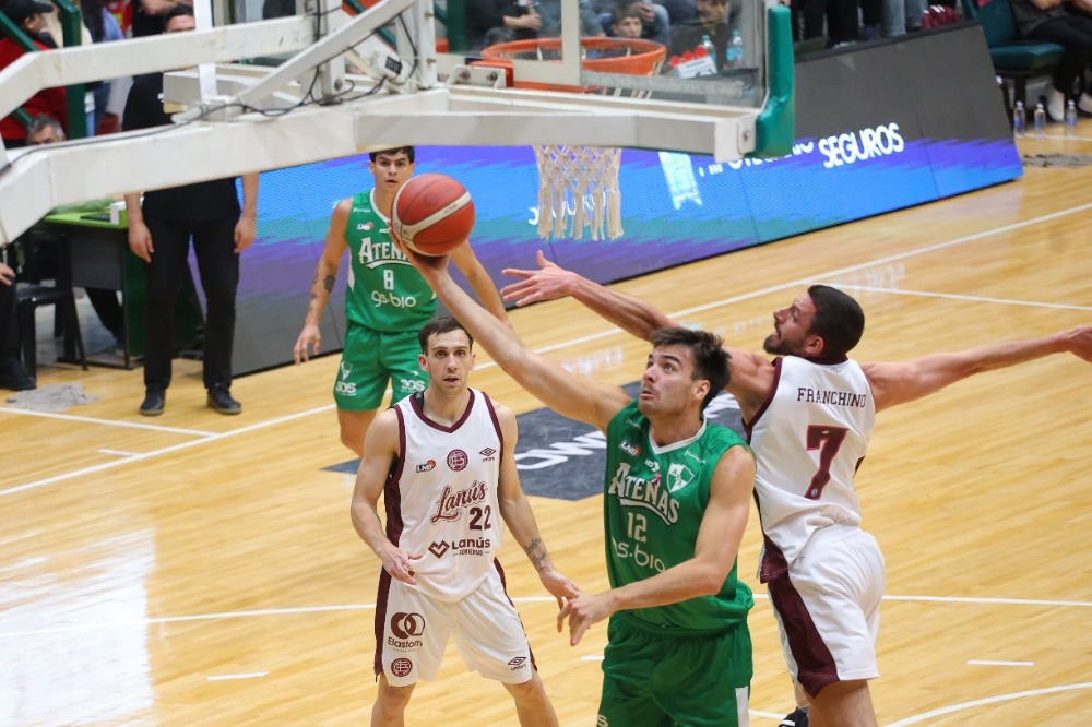Atenas sumó su tercera victoria en fila